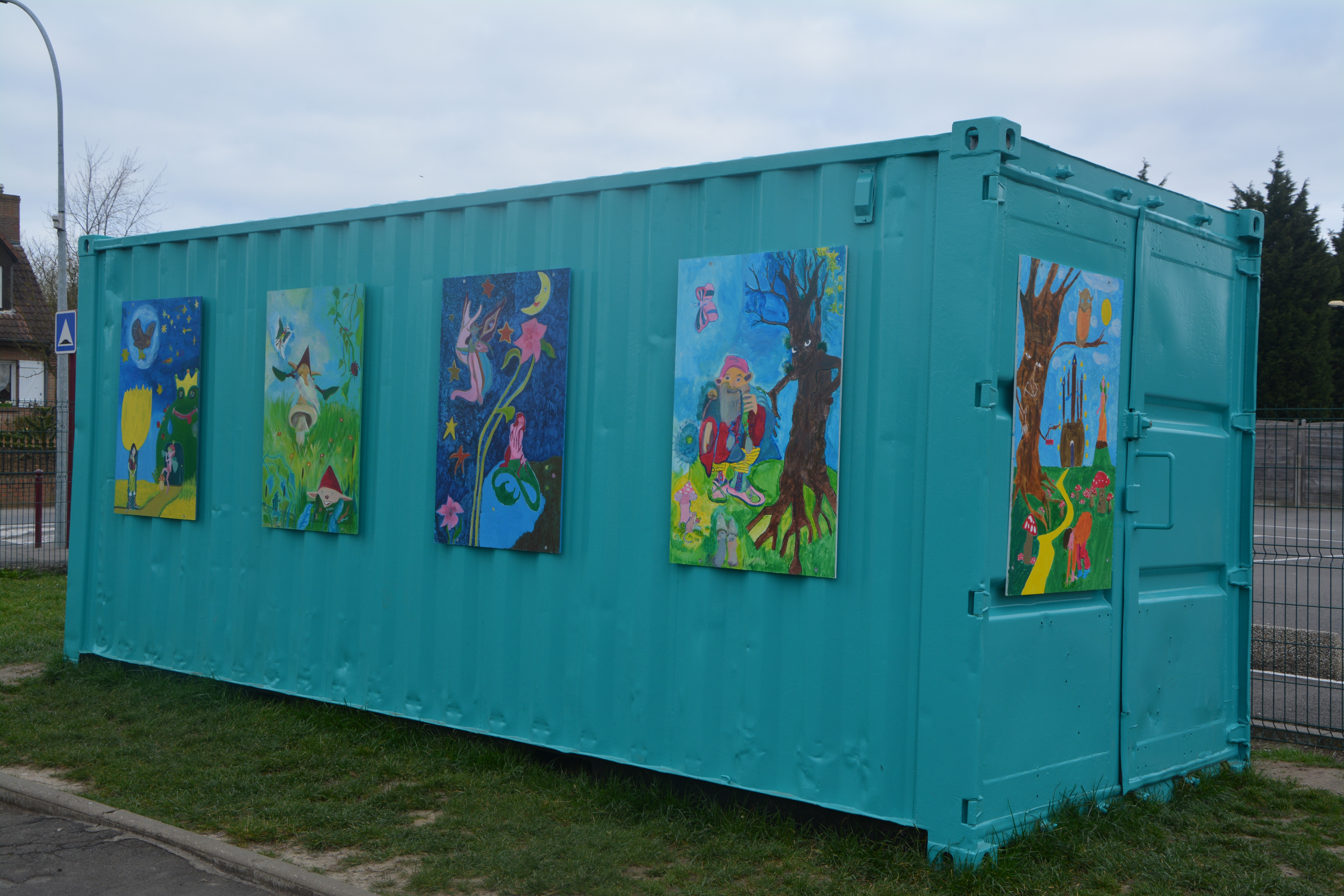 Exposition de peinture sur le container de l'école Les Eglantines